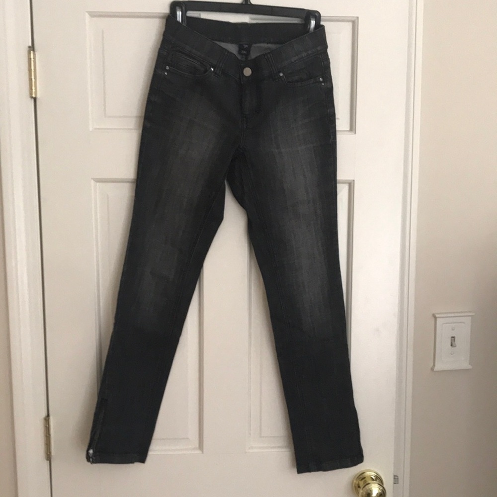 White House Black Market jeans with embellished back pockets. Never worn. Size 2